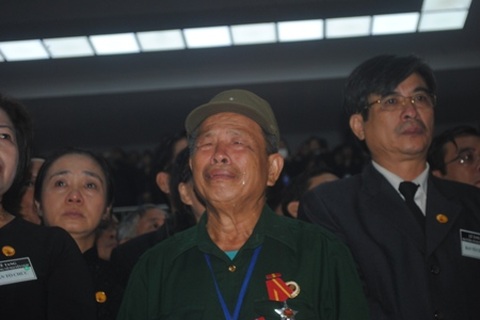 Quảng Bình: Người dân đổ về sân bay Đồng Hới chờ đón Đại tướng